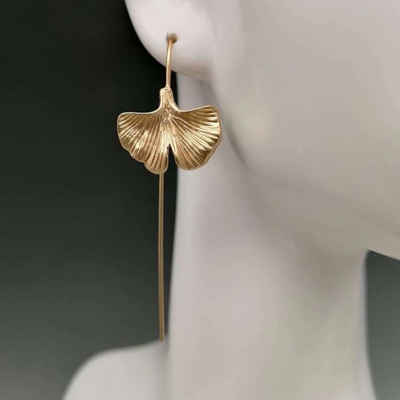 Gold ginkgo earrings - Picture 3 of 3